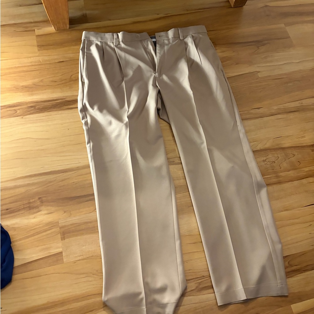 Haggar Men's Classic Khaki Dress Pants. 36x29 great condition - Picture 2 of 5